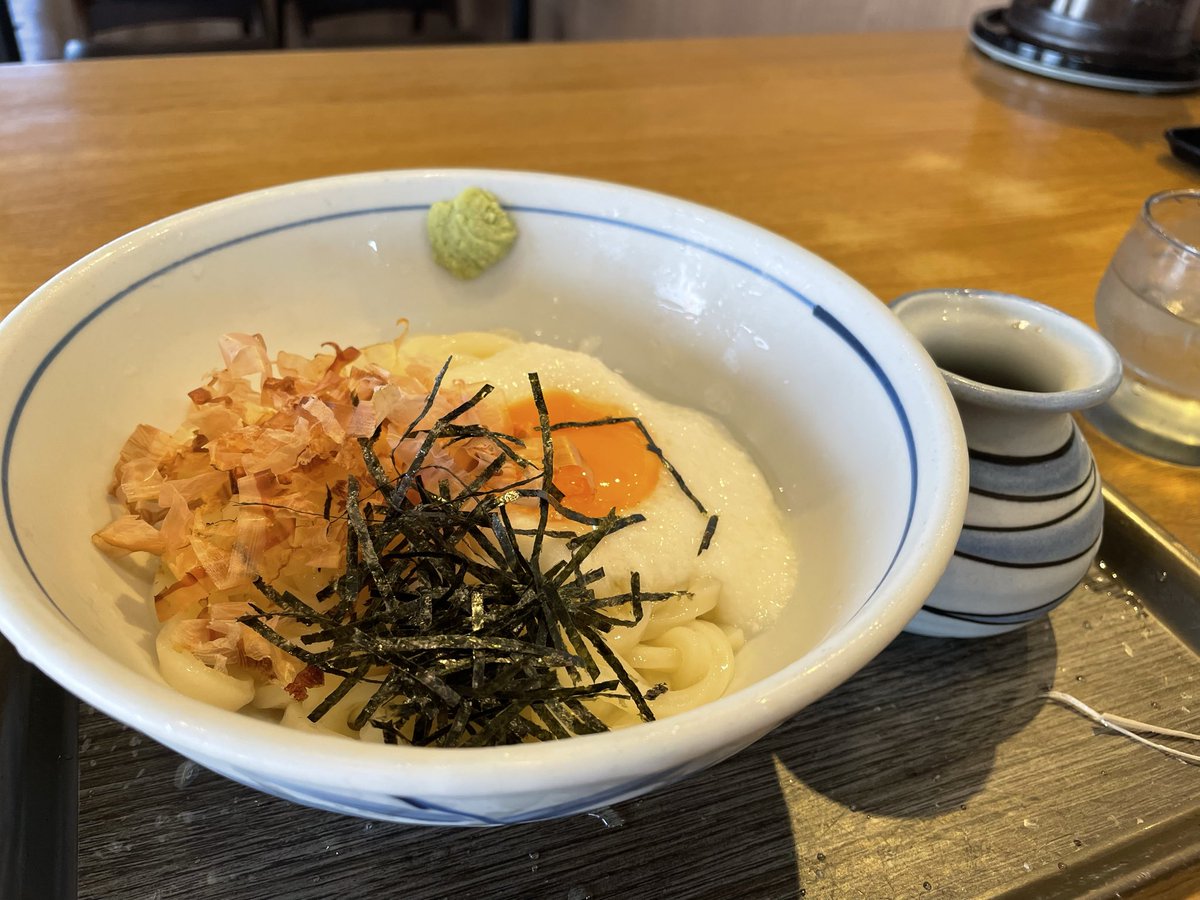K___stone's tweet photo. ちょっと遅めのお昼
ウエストで山かけぶっかけうどんいただきました🙏
冷たく締めたコシ強めの細めのうどん暑い時期でもスルッと入ります😋
高菜の葉おにぎり美味しそうだけど明日からしばらくグルメの旅になりそうなので🤭
暑い中有明行かれるFANTAROさん達ブチ上がってきてください🌻
#FANTASTICS https://t.co/gU09y3ED8l