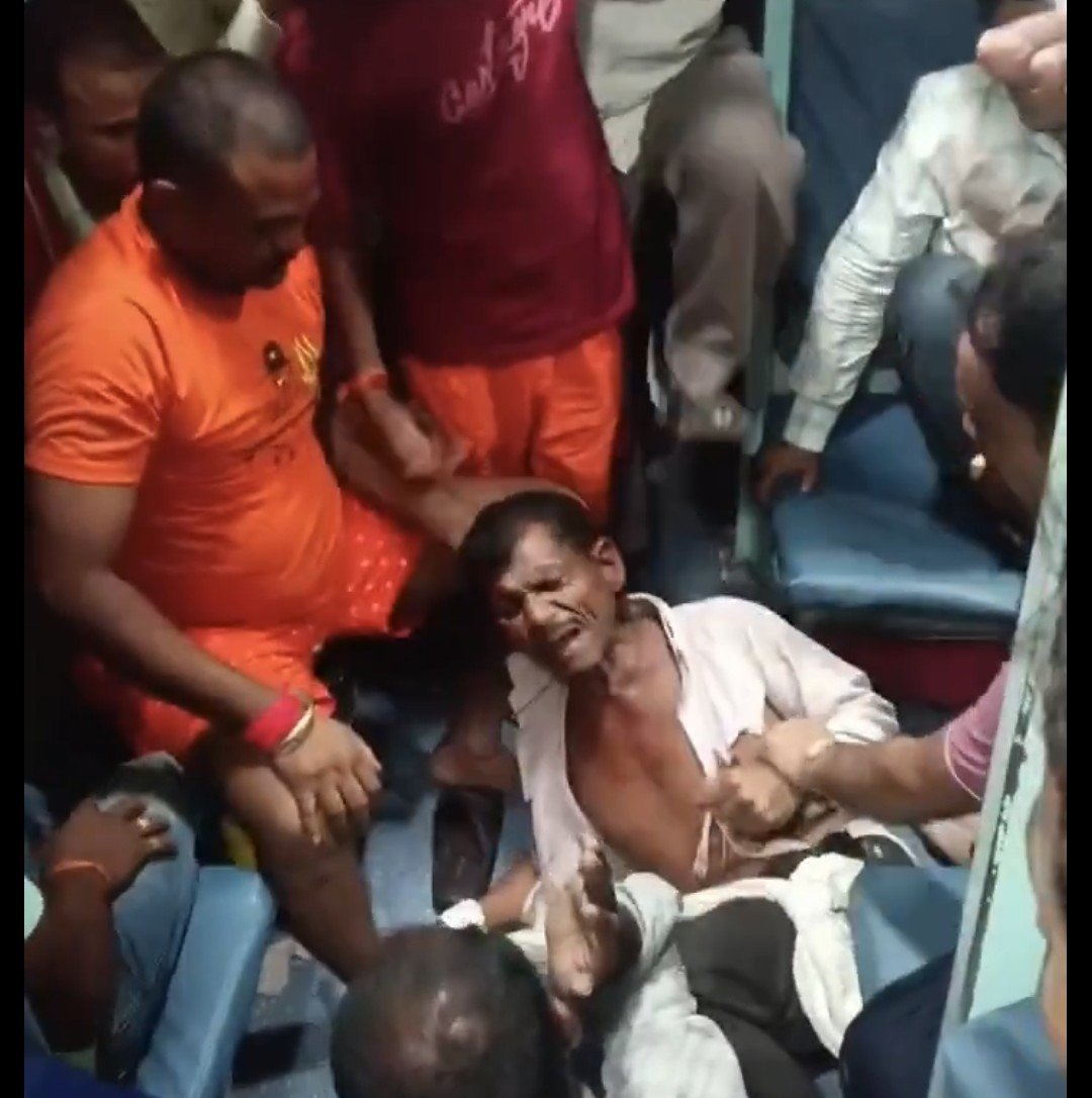 Muslim_ITCell's tweet photo. Indian Railways is not safe for Muslims.

Three Indian Bengali Muslim men were tied hand and foot like animals, then brutally beaten by Hindutva extremists.

Inside a moving train, accused of “theft” and branded “Bangladeshis” just because of their faith and language. https://t.co/7uKkqnZGmb