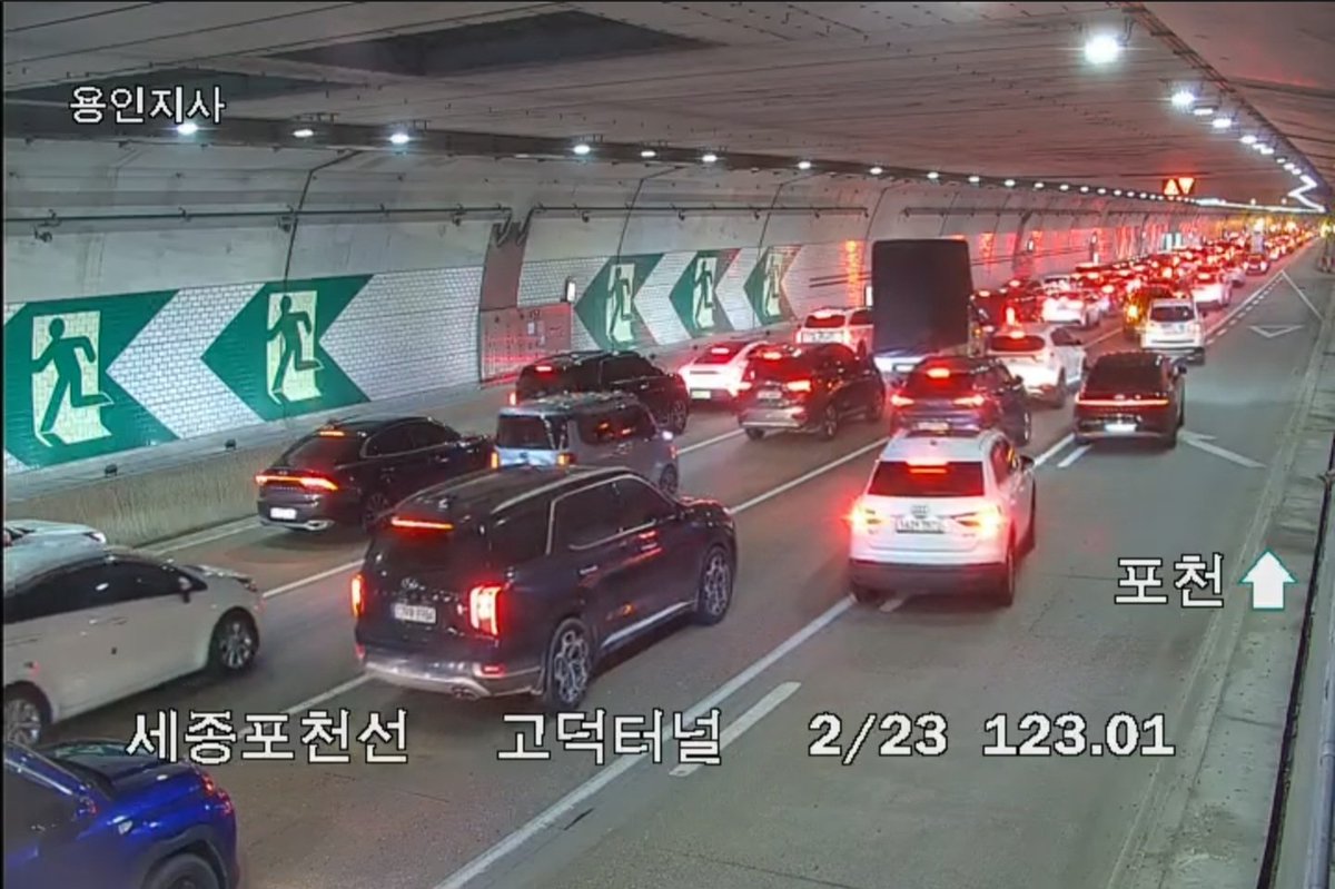 Smart15882504's tweet photo. [사고] 세종포천선 (포천방향) 고덕터널(123.3K)(1차로)추돌사고 처리중==> 초이IC~초이IC, 2km정체 https://t.co/djR1smpRy0