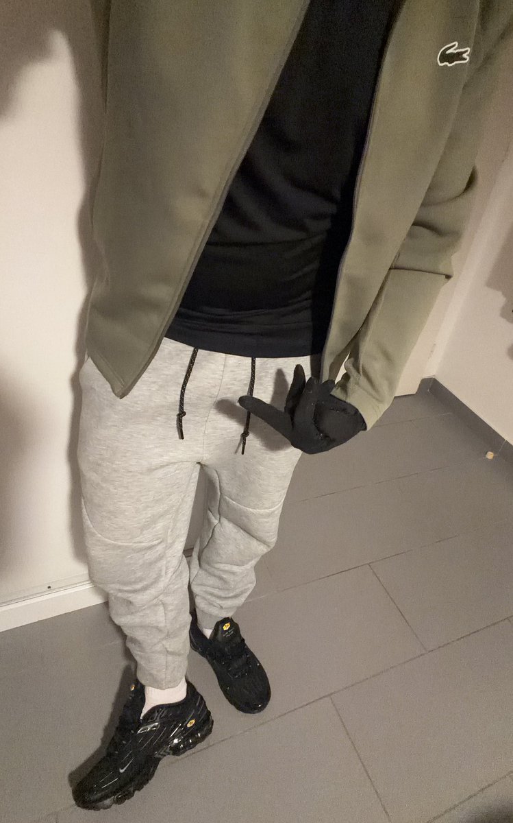 Kiff69100's tweet photo. Bon week end les 🐕 

#tn #cho7 #kiffeur #piesgay #smellysocks #pés https://t.co/s0FxriTQ5h