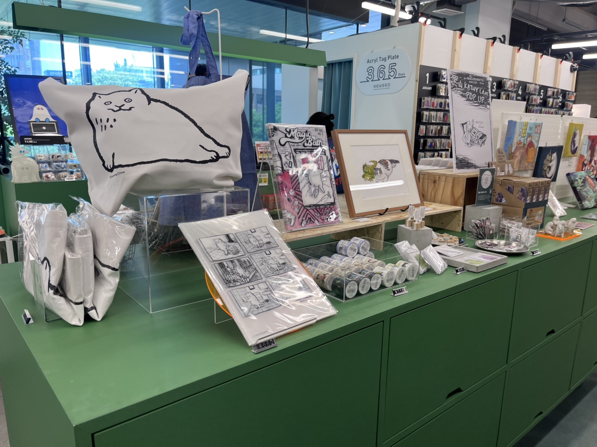 claboratoryscom's tweet photo. 黒山Kathy Lam POPUP in ケンエレブンシツ 本日から開催しております！ 
7月25日 (土) ～ 8月14日(金) 
ケンエレブンシツ (エキュートエディション御茶ノ水構内2F) 
https://t.co/UYKGi5PKfS
https://t.co/Al2Hpb7LgL
https://t.co/l07lNn0OST https://t.co/SnAkEKvlmk