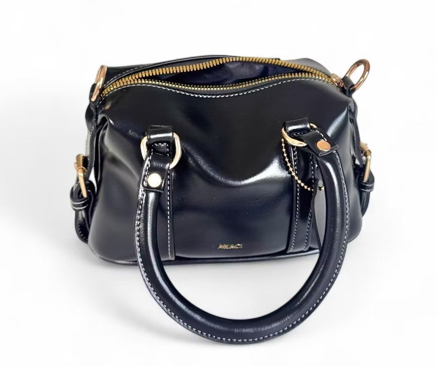 novi6299's tweet photo. Awalnya iseng beli tas Akaci ini karena model quilted shoulder bag-nya lagi trendy banget. Tekstur quilted-nya rapi, tali rantainya kokoh, plus muat banyak barang buat dipakai ngantor/kuliah👜✨ https://t.co/TTmHNJvmyP
