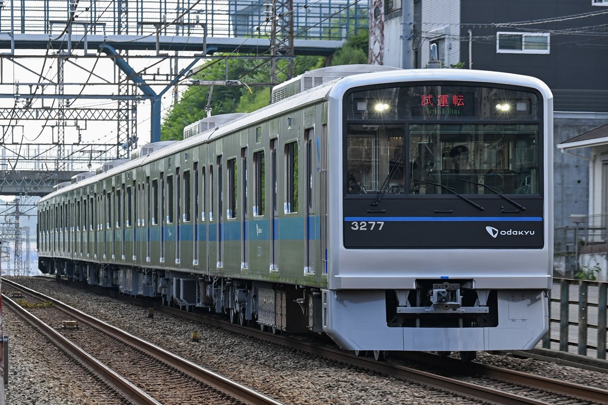 Bonchitetsu's tweet photo. 2026.7.25(Sat.)

3277F 試運転

昨日小田原まで試運転した車両が
今日は秦野までの試運転を実施。
3号車の子育て応援ステッカーが
従来のものから新しいものに変更。 https://t.co/cvSTfQ89Sg