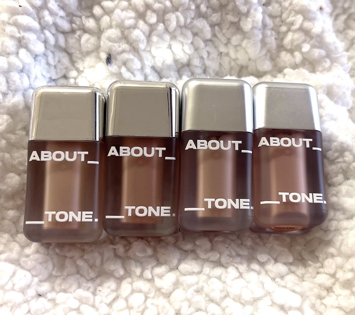 uyu1730's tweet photo. #PR  #ABOUTTONE
アバウトトーン(@about___tone_jp )様から大人気のチークの新色4色を頂きました🤎

新色はミュートでヌーディーな落ち着いたカラーで、コンシーラーチークなだけあって高密着&高カバーな仕上がりに👍

今回もブラータイプとグロウタイプの2種類でそれぞれ少しずつ違う色味なので質感に合わせて選ぶのも楽しい♡

この新色4色は8月のメガポでお得に購入できるみたいなので要チェックです✨️
 #アバウトトーン  #スキンレイヤーフィットチーク  #コンシーラーチーク