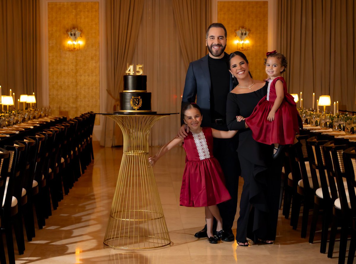 SecPrensaSV's tweet photo. #FelicidadesPresidenteBukele | La Primera Dama de la República, Gabriela de Bukele felicitó con un emotivo mensaje al Presidente @nayibbukele por su cumpleaños, destacando que es un hombre de alto valor y que guía el rumbo de nuestro país que cada año mejora progresivamente.

"¡Feliz cumpleaños, Nayib! Qué bonito es compartir la vida a tu lado y verte cumplir cada uno de los sueños que alguna vez imaginamos juntos. Gracias por caminar conmigo y por sostener a nuestra familia y a nuestro país con tanto amor y compromiso.

Le agradezco a Dios por tu vida y por el maravilloso papá que eres para Layla y Aminah. Ellas tienen la dicha de crecer de la mano del mejor ejemplo.
Te amo, miamor." expresó con amor y admiración. #SecretaríaDePrensa
