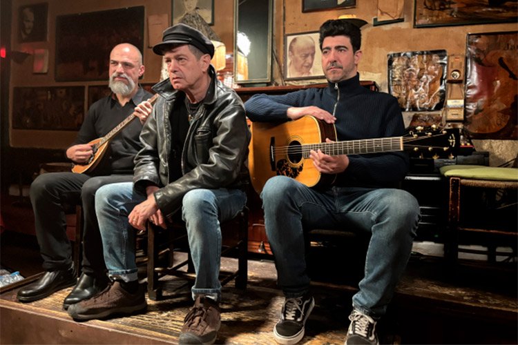 TeatroZgz's tweet photo. NERANTZI, SANTIAGO AUSERÓN, 27 octubre📅
El fundador de Radio Futura, que siguió con su carrera en solitario como Juan Perro, presenta ahora su trabajo junto a los músicos griegos Vaggelis Tzeretas y Theodoros Karellas. 
📸La Huella Sonora.
https://t.co/foJ6hyAmEL🕖
@zaragoza_es https://t.co/F2pkc4G0sg
