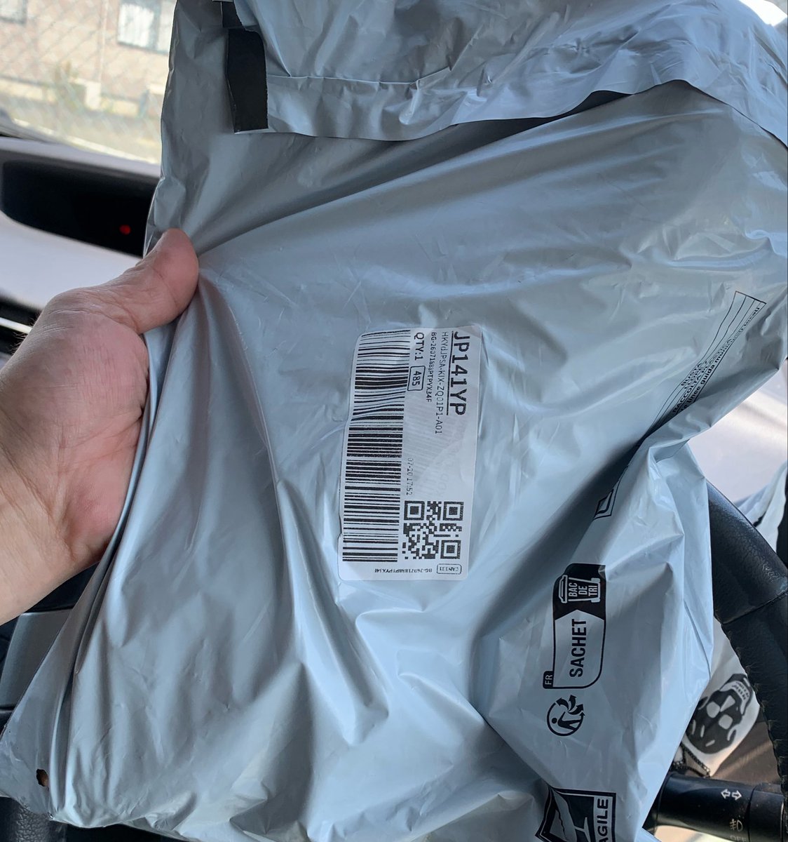 roshuthu_com's tweet photo. TEMさんで傘を購入するときはご注意ください⚠️

配達物📦
空けてみたら…
ポンコツ過ぎた件。

傘の取ってにとってって🥹
焼き印すんなー！

コレは使えね〜よ。

でも、、
笑かしてくれたから今回はok👍 https://t.co/29rTgju3Wb