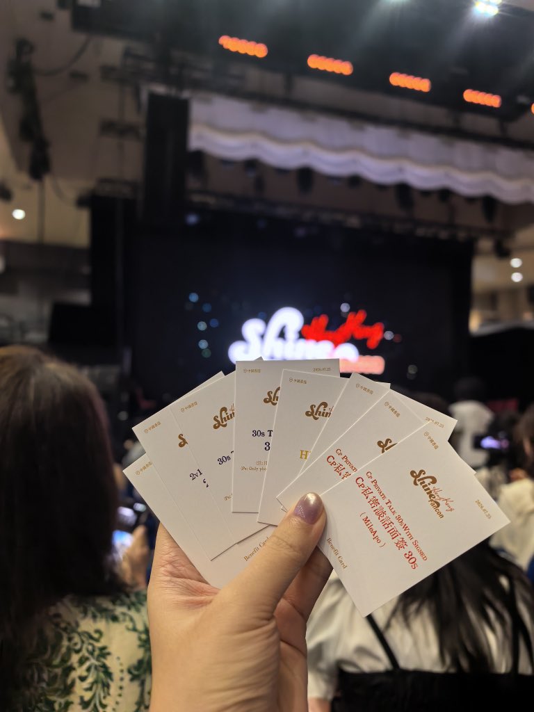 vickyjing369's tweet photo. Let’s have fun today💚💛

#ShineinHongKong #MilePhakphum #ApoNattawin #MileApo https://t.co/e9hiMO33Tn