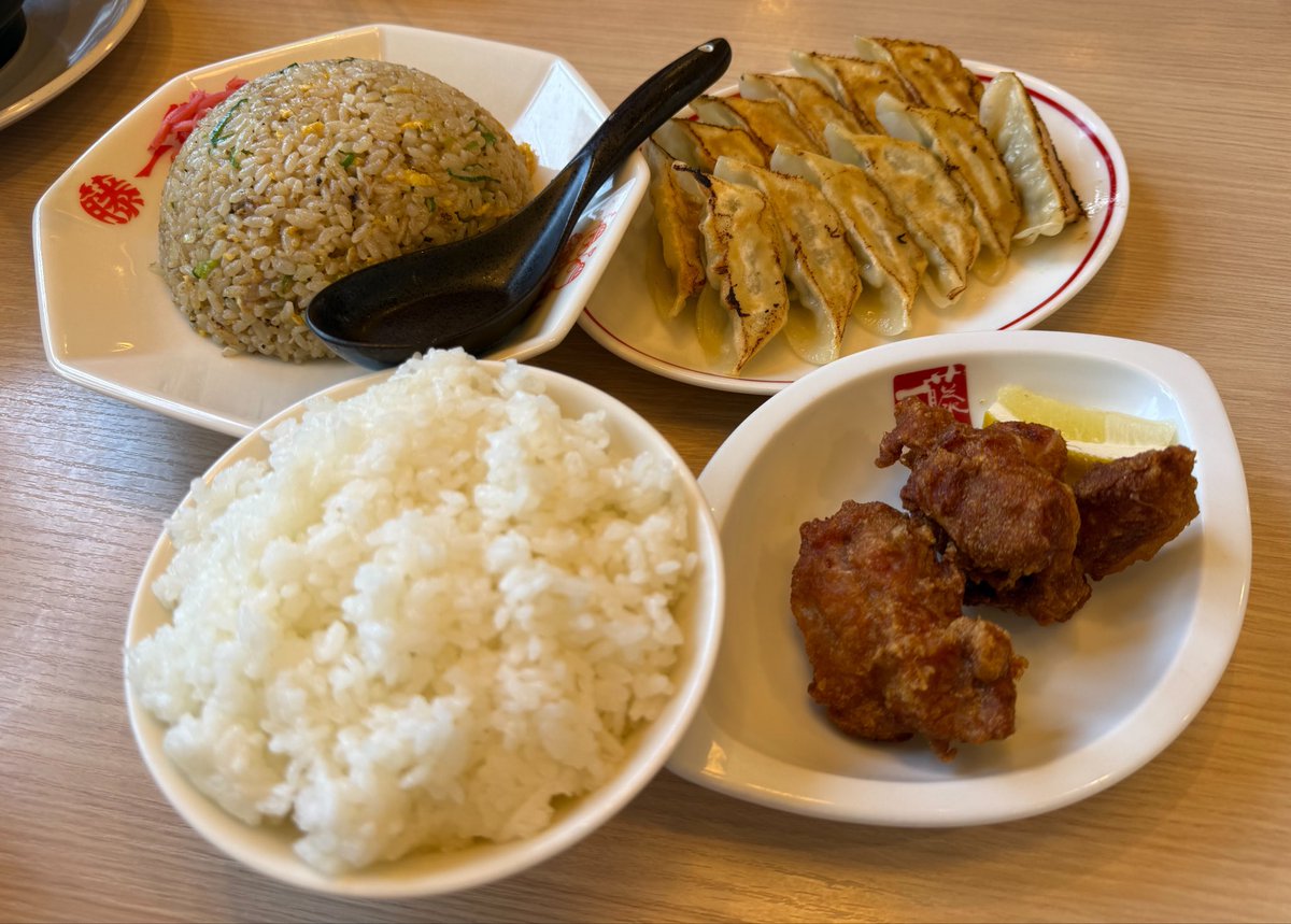 rxs_2's tweet photo. おっひーーーる＼( 'ω')／ 健診帰りのお昼ご飯に何を食べたいか聞いたら、揃いも揃って「ラーメン食べたい！」ってことで…こっちにはないラーメン屋さんに。久しぶりの味で懐かしかったし、安定の味で美味しかった！子供達も「美味しい！」って大喜びで良きかな、と。 https://t.co/dovPUBqfWO