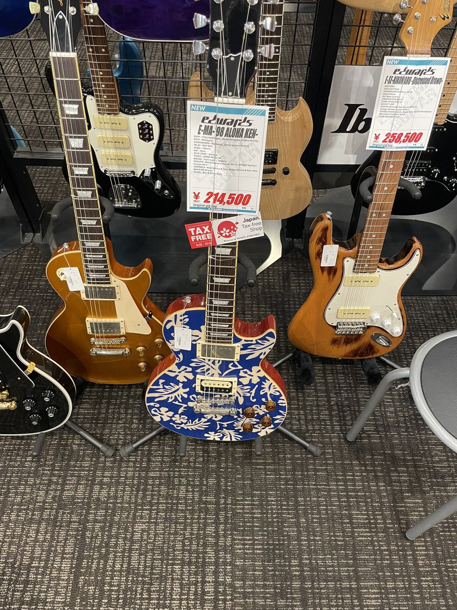 rousoku001's tweet photo. 久しぶりにクロサワ楽器行ったらレスポールとかおいてあって300万だったけど三百円なら買えたのに😎🤣笑　でも他にも色々安そうなギターあってそれのちに買おうかな😊😌 #作曲 #DTM #DTMerさんと繋がりたい　#guitar  
#GarageBand https://t.co/YRGvf9e9qR