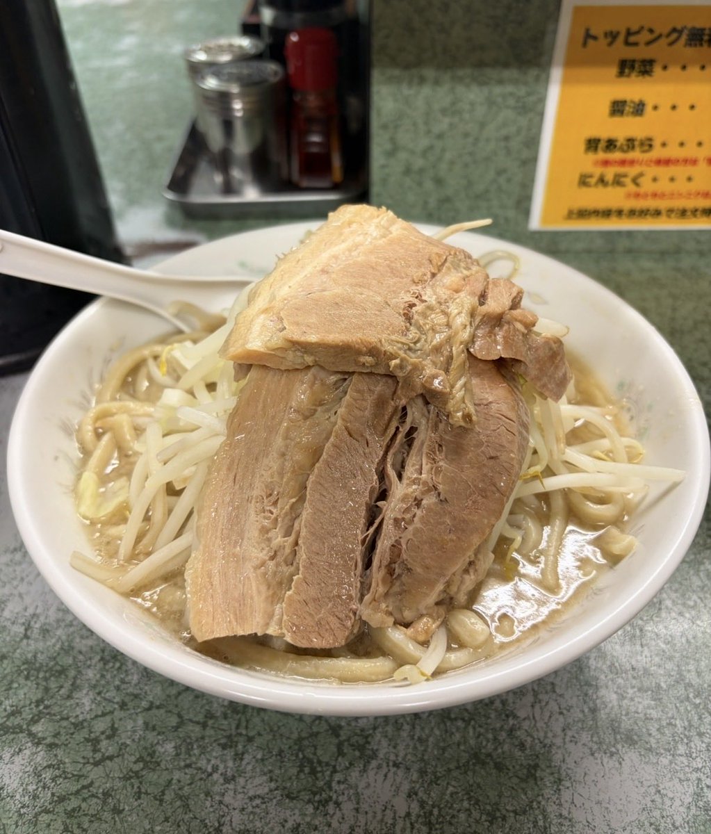 msnmys's tweet photo. 【ラーメン二郎小滝橋通り店 46】
ラーメンそのまま

仕事の合間に電撃訪麺（照）
今日もニンニクは抜き💔
お初だからコールも緊張ですわ。

麺…太っ！

今まで行った二郎で一番太いかも。
小麦の風味が拡がりますねぇ👍
たまらんですねぇ👍

ご馳走様！

#ラーメン二郎 https://t.co/L48TT9uXq3