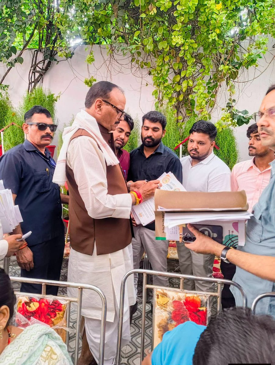 abhaysingh8561's tweet photo. हमने प्रतिवाद नहीं संवाद चुना ! लेकिन UP में 7 साल बीत गए.... अभी भी CHO का कैडर निर्माण अधूरा / नियमित भर्ती में अन्य कर्मचारियों की तरह वेटेज ! C.H.O  का भविष्य संकट में.. ..  @brajeshpathakup @AmitGhoshIAS
@myogiadityanath @JPNadda @narendramodi @myogioffice @nhm_up https://t.co/mL4peXSwEw