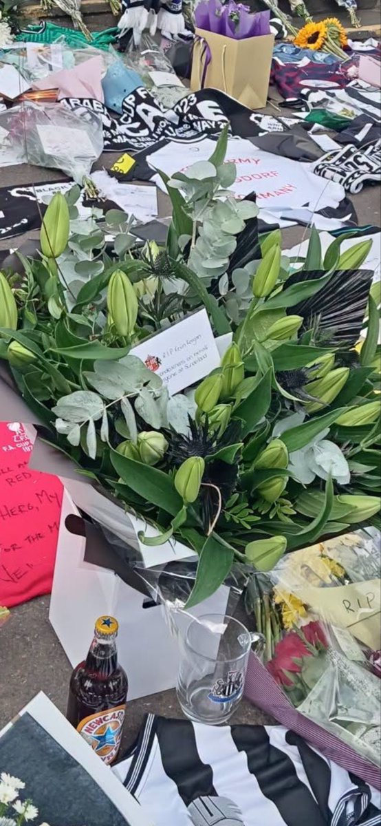 JamesCopley_'s tweet photo. Sunderland leave flowers at St James’ Park to honour Kevin Keegan after the Newcastle United legend’s sad passing.

A real touch of class. Somethings are bigger than football rivalry.

📸 @sunderlandafc11 

#SAFC | #NUFC https://t.co/lAsLhRDlIJ
