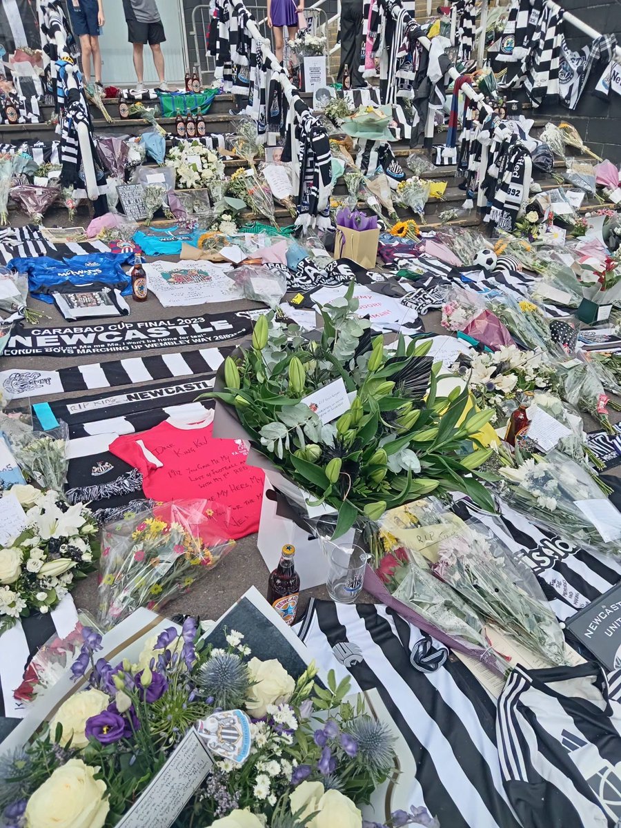 JamesCopley_'s tweet photo. Sunderland leave flowers at St James’ Park to honour Kevin Keegan after the Newcastle United legend’s sad passing.

A real touch of class. Somethings are bigger than football rivalry.

📸 @sunderlandafc11 

#SAFC | #NUFC https://t.co/lAsLhRDlIJ