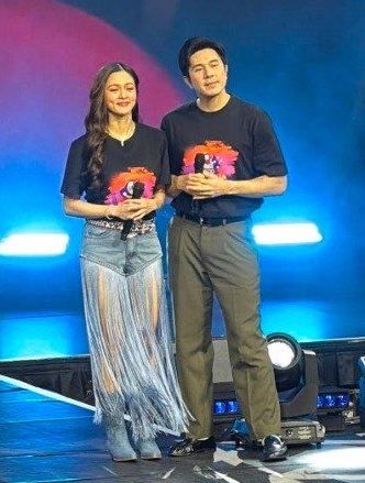 kimpaucrumbs's tweet photo. may magnet talaga yan sila hahaha apaka clingy naman nitong parents ko 🫠 https://t.co/tMe3TOru2m