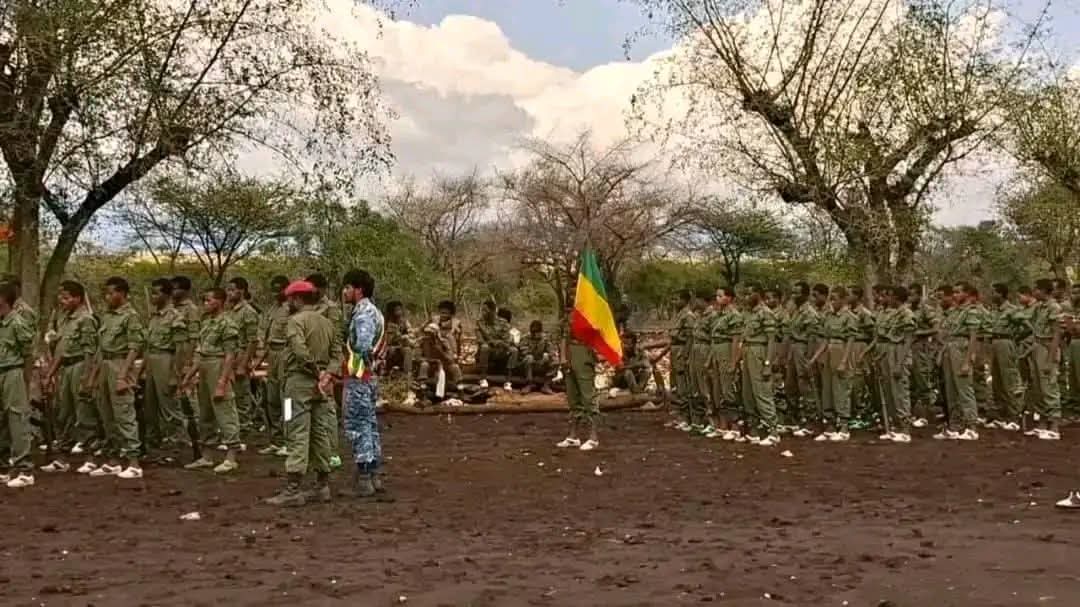 Geteriew1's tweet photo. የአፄ ዘርያዕቆብ ፩ኛ ኮር ናደው ክፍለ ጦር ለወራት ያሰለጠናቸውን አዲስ ምልምል የፋኖ ኮማንዶ ሰልጣኞችን በደማቅ ሁኔታ አስመረቀ።

     ​ሀምሌ 18/2018 ዓ.ም

​የአፋብን ሸዋ ጠቅላይ ግዛት አሳምነው ዕዝ ስር የሚገኘው የአፄ ዘርያዕቆብ ፩ኛ ኮር ናደው ክፍለ ጦር ለወራት ያህል ሲሰጥ የቆየውን ጠንካራ የንድፈ-ሀሳብ እና የተግባር ስልጠና ሲከታተሉ የቆዩ አዲስ ምልምል የኮማንዶ ሰልጣኞቹን ሐምሌ 16 ቀን 2018ዓ.ም በደማቅ ሁኔታ አስመርቋል።

​በዚሁ የምረቃ ስነ-ስርዓት ላይ የዕዝ እና የኮር ከፍተኛ አመራሮች፣ ጥሪ የተደረገላቸው የክብር እንግዶች እንዲሁም የአካባቢው የቀበሌ እና የክላስተር አመራሮች ተገኝተዋል።

​የዕለቱ መርሃ-ግብር የተጀመረው በተመራቂ ሰራዊት አባላት የክብር ሰላምታ እና ወታደራዊ ሰልፍ ማሳያ ነው። ተመራቂዎቹ በስልጠና ወቅት ያገኟቸውን የአካል ብቃት፣ የትእዛዝ አቀባበል፣ የአሰራር ዲሲፕሊን እንዲሁም ልዩ ልዩ ታክቲክና ክህሎቶችን የሚያሳዩ ትርኢቶችን ለታዳሚው አቅርበዋል።

​በዕለቱ የዕዙ ከፍተኛ አመራር አርበኛ ዳዊት ቀፀላ ባደረጉት ንግግር፤ የምረቃ ፕሮግራሙ የፅናት፣ የዲሲፕሊንና የመስዋዕትነት ውጤት መሆኑን ገልጸው፣ ተመራቂዎች በስልጠናው ወቅት ያሳዩት ወታደራዊ ክህሎት የተጣለባቸውን ታሪካዊ አደራ ለመሸከም ዝግጁ መሆናቸውን ያረጋገጡበት ነው ብለዋል። አክለውም ሰራዊቱ ህዝቡን እንደ አይኑ ብሌን እንዲጠብቅና የተሰው ጀግኖችን አደራ እንዲያስቀጥል ጥሪ አቅርበዋል።

በሰራዊት ምርቃት መርሀ-ግብሩ ላይ የተገኙት ​የሸዋ ጠቅላይ ግዛት አሳምነው ዕዝ ስልጠና መምሪያ ኃላፊ አርበኛ ፶ አለቃ እሸቱ ኃ/ሚካኤል በበኩላቸው፤ ዲሲፕሊን፣ ታማኝነት እና ለህዝብና ለአላማ በፅናት መቆም የሰራዊታችን ዋና መሰረት ናቸው ሲሉ የተናገሩ ሲሆን፤ 
የኮሩ ዋና መሪ አርበኛ እዮብ ለማ በበኩላቸው የሰራዊቱ ጥንካሬ በህዝብ ደጋፊነት እና በህብረት ላይ የተመሰረተ መሆኑን በማስገንዘብ፣ ተመራቂዎች እስከ መጨረሻው የድል ግብ ድረስ ትግሉን አጠናክረው እንዲቀጥሉ ለተመራቂ ሰራዊት መልእክት አስተላልፈዋል።

​በስልጠናው ወቅት በዲሲፕሊን፣ በስልጠና ውጤት፣ በአካል ብቃት እና በትእዛዝ አፈጻጸም ከፍተኛ ውጤት ላስመዘገቡ ተመራቂ ሰልጣኞች እና አሰልጣኞች ታላቅ የምስጋና እና የክብር እውቅና ተሰጥቷቸዋል።

​ከተመራቂዎች መካከል አስተያየታቸውን የሰጡ አባላት በስልጠናው ወቅት ያገኙት ልምድ ለቀጣይ ስራቸው ትልቅ አቅም እንደሚሆናቸው በመግለጽ፣ የተጣለባቸውን ህዝባዊ እና ድርጅታዊ ሀላፊነት በብቃት ለመወጣት ዝግጁ መሆናቸውን አረጋግጠው፤​የምረቃ ስነ-ስርዓቱ በተመራቂዎች የቃለ-መሀላ ስነ-ስርዓት ከተካሄደ በኋላ በደማቅ ሁኔታ ተጠናቋል።

   ክብር ለትግሉ ሰማዕታት !
  ህልውናችን በተባበረ ክንዳችን !

የአፋብን ሸዋ ጠቅላይ ግዛት አሳምነው ዕዝ ህዝብ ግንኙነት መምሪያ