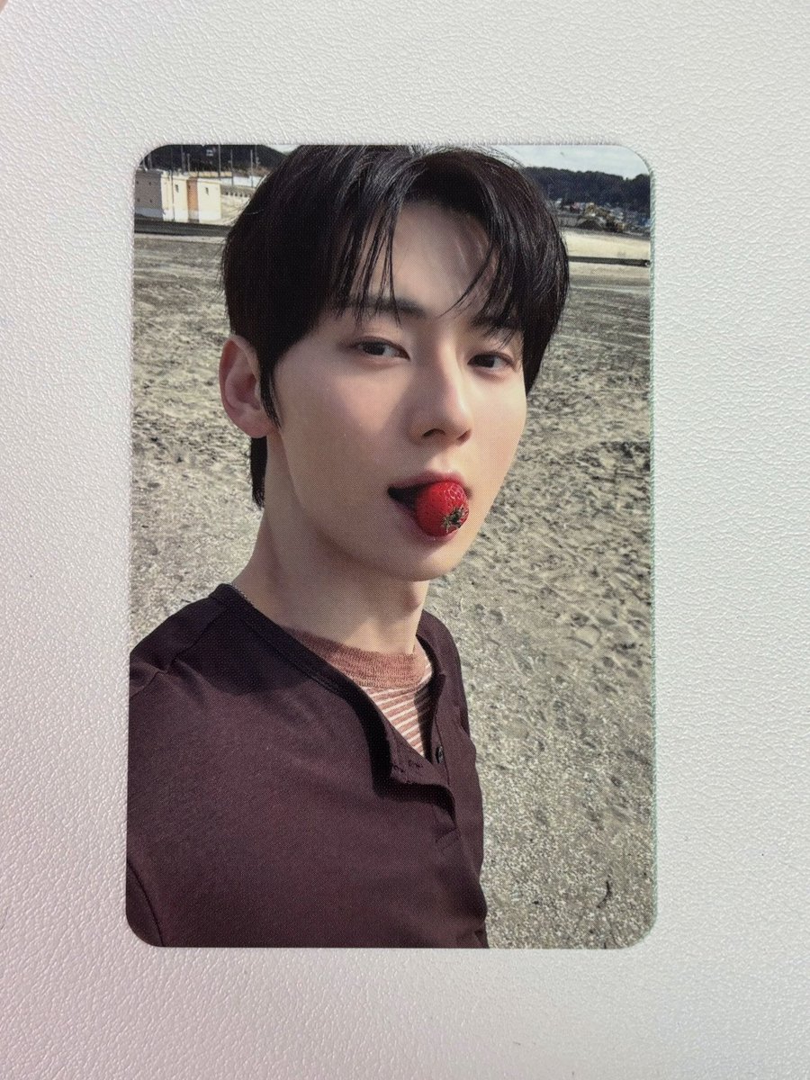 donyang0809's tweet photo. 황민현 PHOTOBOOK <ON 道>
영통 팬싸 응모자 특전

진짜 너무 예뻐서 한참동안 바라봄
/) /)
*´ㅅ`)

#황민현 #황도 https://t.co/rdRmpMVmab