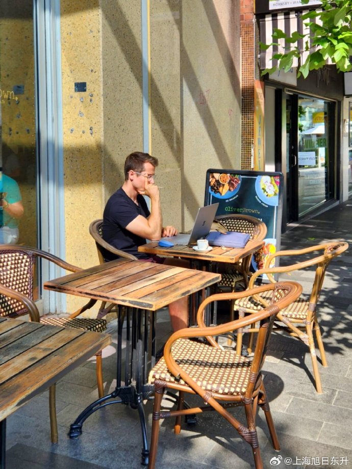 TYjuristen's tweet photo. [Early morning commute to a new office space – coffee in hand, headphones on, ready to take on the day’s tasks!]， https://t.co/UmbSvVOQSR