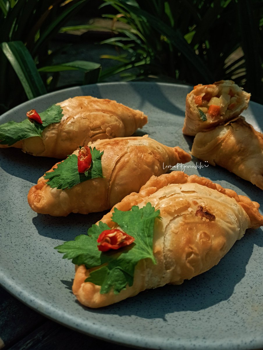LemakkJenuhh_'s tweet photo. Ga semua yg kita lakukan pertama kali itu langsung berhasil. Tadi nyobain bikin karipap🥟 tapi layernya kurang keliatan. 

Untuk rasanya udah ok semua. Nilai jualnya juga not bad. 

Menurut kalian aku gagal / berhasil bikin karipap ni? 🥟🥟 https://t.co/OaQ3BtQSuN