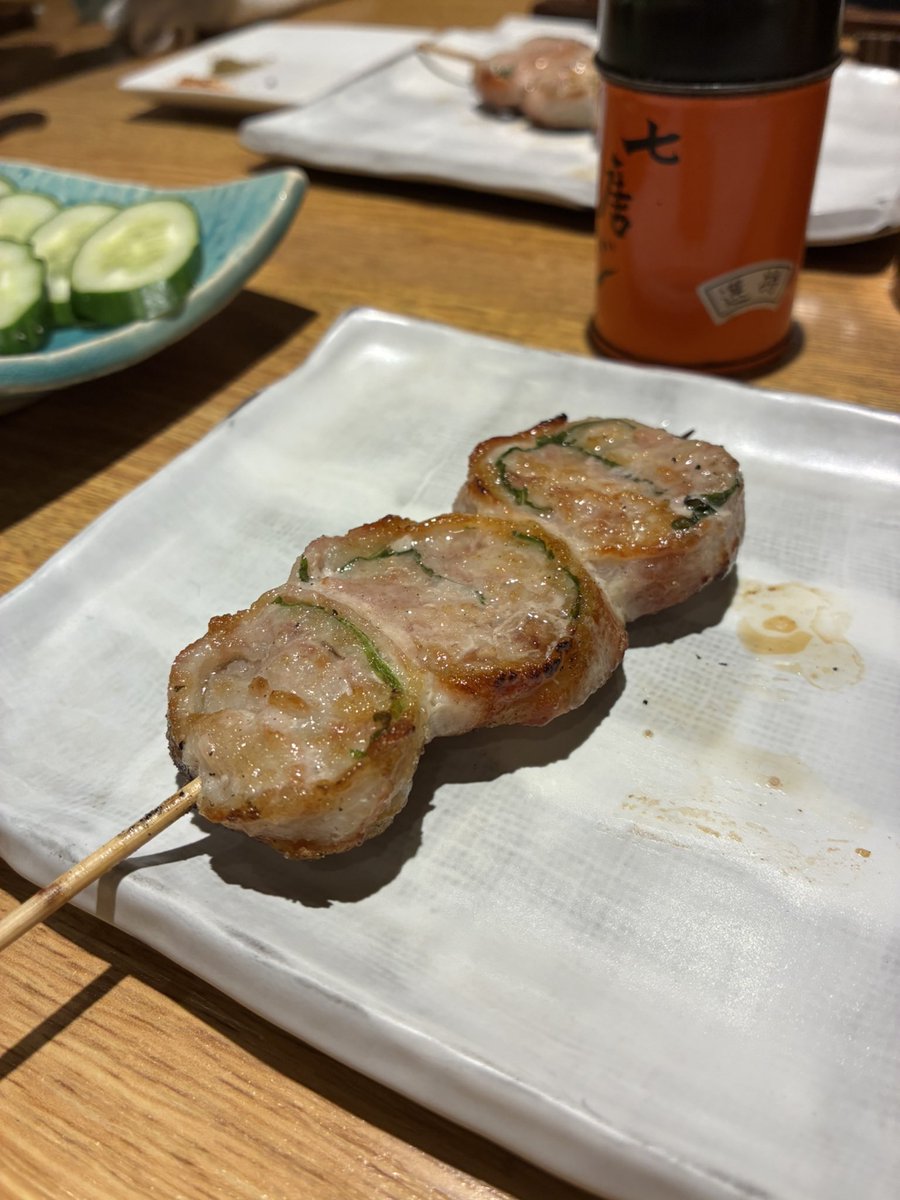takeiteasy0807's tweet photo. 焼鳥 はちまん-早稲田-
大好きな焼鳥屋さん。メインは大山鶏でお値段もリーズナブル。淡海地鶏も数量限定で仕込まれておりアラカルトで楽しめる。いつ食べても「だんご」という串はふわふわだけど肉の旨味がギュギュッと詰まってて美味。はちまんさんはツウな燗酒と焼鳥を合わせられる唯一無二の酒場。 https://t.co/qXkt3dDHr8