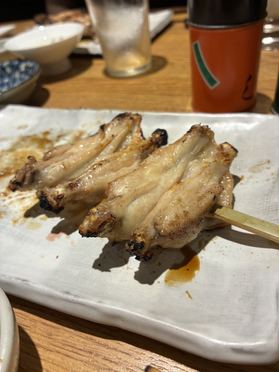 takeiteasy0807's tweet photo. 焼鳥 はちまん-早稲田-
大好きな焼鳥屋さん。メインは大山鶏でお値段もリーズナブル。淡海地鶏も数量限定で仕込まれておりアラカルトで楽しめる。いつ食べても「だんご」という串はふわふわだけど肉の旨味がギュギュッと詰まってて美味。はちまんさんはツウな燗酒と焼鳥を合わせられる唯一無二の酒場。 https://t.co/qXkt3dDHr8