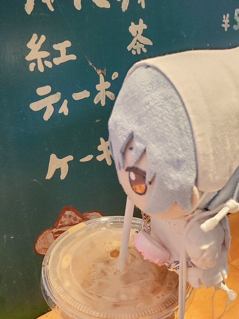 things_nui_made's tweet photo. ｺﾞｸｺﾞｸｯ ﾁｭｰｯ…… 茶葉の香りの風味が豊かで、甘味はしっかり目だな イートイン利用は行列してたから、テイクアウトで作らせていただいたよ こちらで水分補給をしながら、【街ブラ】をするよ https://t.co/agkzMhoj4O