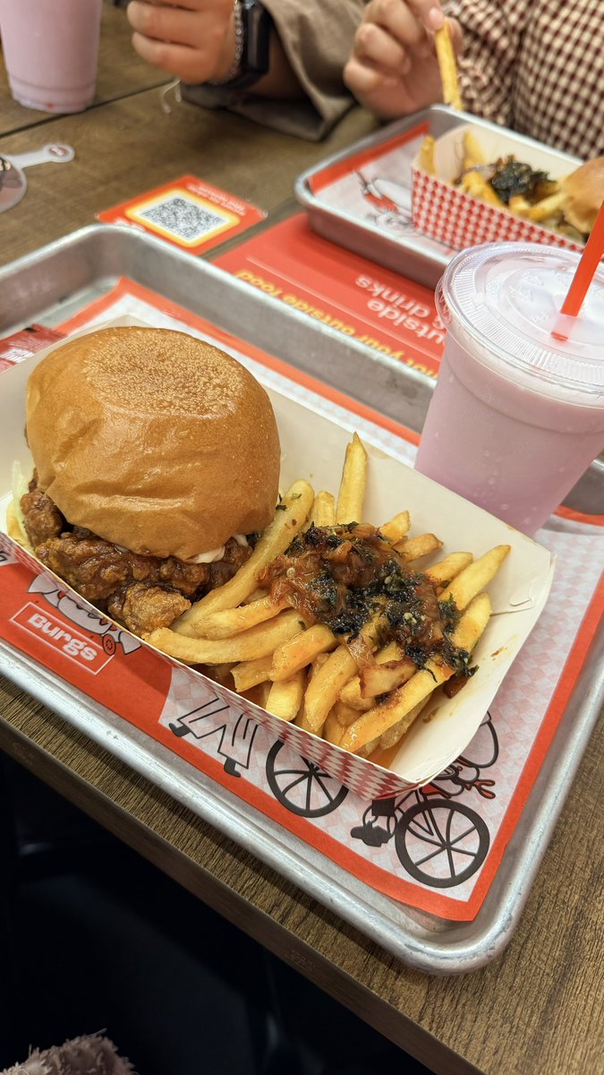zkdlinpf's tweet photo. btw i have just arrived at burgs! If you see me please say hi i still have a lot left https://t.co/CSBqyx7ewA