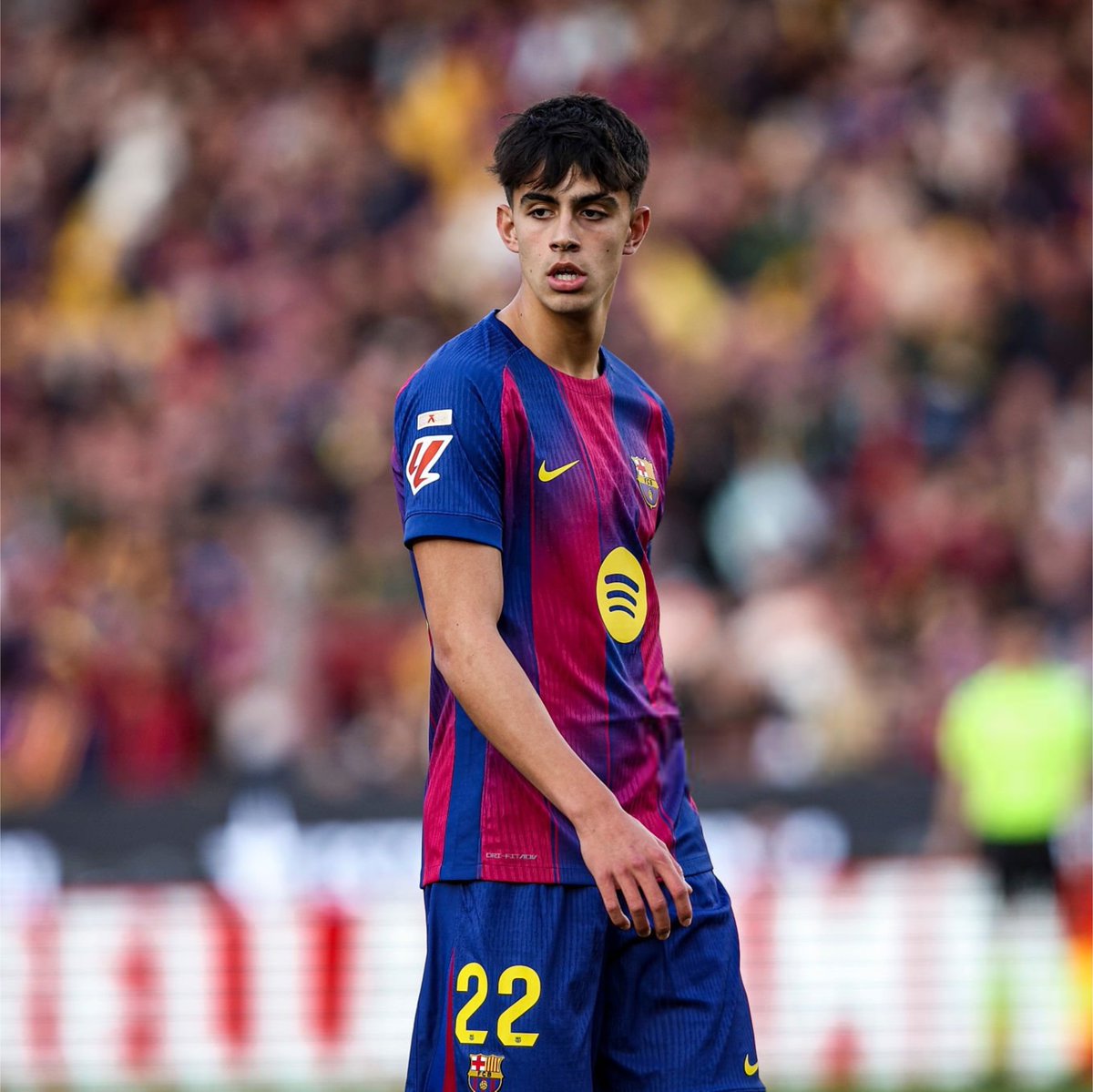 forcabarca_ar's tweet photo. لويس ميغيل سانز (SPORT): مارك بيرنال هو "رودري" برشلونة! 

في برشلونة، يُعد مركز الارتكاز مقدسًا، لكنه بقي يتيمًا منذ رحيل سيرجيو بوسكيتس. ولم يتمكن فرينكي دي يونغ من ملء هذا الفراغ، بينما برز مارك بيرنال، بوصفه الأمل الأكبر للحاضر والمستقبل.

يبدو أن بيرنال مرشح لترك بصمة تاريخية مع برشلونة من خلال قيادة وسط الفريق، وربما حان الوقت لكي يحسم النادي وفليك قرارهما ويمنحاه الثقة الكاملة.

بيرنال قادر أن يكون رودري برشلونة خلال السنوات المقبلة، وربما أيضًا رودري منتخب إسبانيا، نعلن بالفعل أن دي لا فوينتي استدعاه للمباريات الودية التي سبقت كأس العالم، وهو يدرك أن عليه منحه الفرصة استعدادًا لكأس العالم 2030، حيث يُفترض أن يصل إليها وقد اكتسب المزيد من النضج.

ليس من الغريب أن تستفسر أندية بحجم مانشستر سيتي عنه، لأن اللاعبين الذين يملكون موهبته وإمكاناته المستقبلية نادرون في السوق.

والآن، حان الوقت لكي يُقدَّر داخل برشلونة كما يُقدَّر خارجه، حتى يكون الرهان عليه كاملًا.