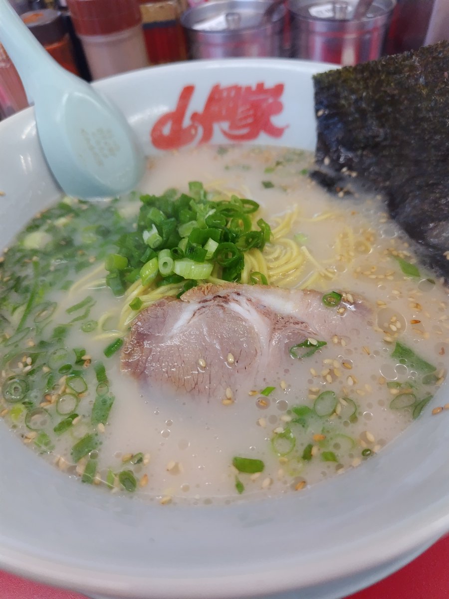 atusi0528's tweet photo. １０６杯目
またまたまた
#山岡家テクノポリスセンター店
朝らーめん
梅抜き
白髪ネギ別皿
半ライス

今日も暑くなる予報なので
熱中症対策に
硬め濃いめで塩分補給

朝早いと山岡家しかやってないからしかたないよね〜

ご馳走様でした https://t.co/KUtLX1F70P