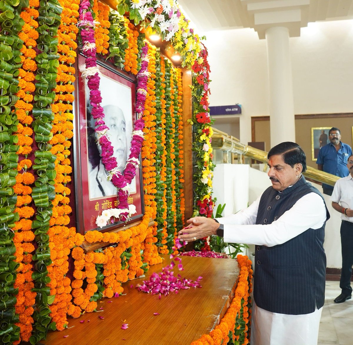 DrMohanYadav51's tweet photo. मध्यप्रदेश के पूर्व मुख्यमंत्री स्व. गोविंद नारायण सिंह जी की जयंती पर आज विधानसभा परिसर में उनके चित्र पर पुष्प अर्पित कर नमन किया। https://t.co/DvwIcYITY0