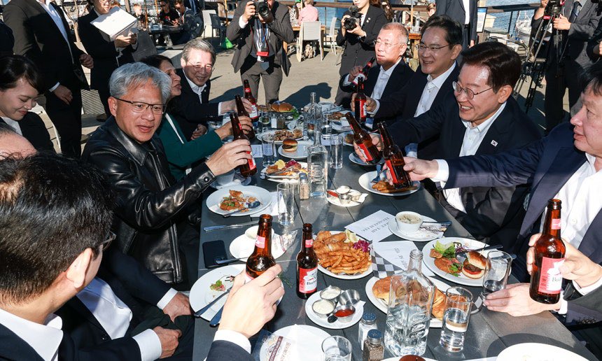 msitminister's tweet photo. <샌프란시스코에서 대한민국 AI의 새로운 길을 열었습니다>

오늘 샌프란시스코에서 열린 ‘샌프란시스코 AI 서밋’은 국내 기업과 글로벌 AI 기업 사이에서 협력 의제를 발굴하고, 세계 AI 산업을 이끄는 삼성, SK, 현대자동차그룹, 네이버와 엔비디아, 브로드컴, 오픈AI, 앤트로픽이 한자리에 모였고 대통령께서 샌프란시스코 AI 선언을 발표하셨습니다..

이번 서밋에서는 빅테크와 국내기업간 전략적 협약이 체결되었습니다.

5년간 2,000억 달러 규모의 삼성-브로드컴 반도체 협력, 5,000억 달러 규모의 SK-엔비디아 AI 반도체 및 AI 데이터센터 협력, 100억 달러 규모의 네이버 AI 팩토리 투자, 그리고 삼성SDS-앤트로픽, SKT-앤트로픽, SK-MS 협력까지 이어지며 총 9,500억 달러 규모의 반도체 공급·생산 협력과 5GW 규모 AI 데이터센터 구축 프로젝트가 구체화되었습니다. 

투자 규모의 숫자들은 정말 생소합니다. 그만큼 기존에 보지 못했던 투자 규모입니다. 그만큼 대한민국 중심으로 AI 반도체와 데이터센터, AI 팩토리, 피지컬 AI까지 AI 산업의 핵심 가치사슬이 연결되기 시작했다고 볼 수 있겠습니다.

서밋 이후에는 빅테크, 국내기업 CEO들과 샌프란시스코 깐부 회동이 있었습니다. 총 합이 1.7경의 CEO 들이 오셨는데 저녁은 제가 샀습니다. ^^ 젠슨황 CEO는 음식적의 모든 분들의 저녁을 사라고 했는데, 공무원이 그건 어렵다고 하고 우리 테이블만 가볍게 계산했습니다. 

행사를 준비하는 과정은 결코 쉽지 않았습니다.

국내 기업과 글로벌 빅테크, 여러 정부 기관의 이해관계를 조율하며 하나의 협력 플랫폼을 만드는 데 수많은 분들이 함께 뛰었습니다. 다들 고생하셨고 감사합니다.

오늘 시작된 협력이 실제 투자와 연구개발, 일자리, 그리고 국민이 체감하는 AI 산업의 성장으로 이어질 수 있도록 끝까지 책임지고 챙기겠습니다.
