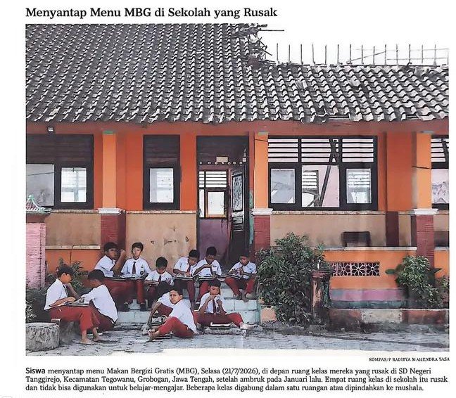 fujikaize's tweet photo. karena tanggal foto ini dijadikan headline oleh Kompas bertepatan dengan tanggal dilantiknya Ketua BGN yang baru (Rabu, 22 Juli 2026), yang mana tempat kelahiran dia pun SAMA PERSIS dengan lokasi sekolah yang rusak ini, yaitu Kabupaten Grobogan 😊 https://t.co/NCnk1aAvPG