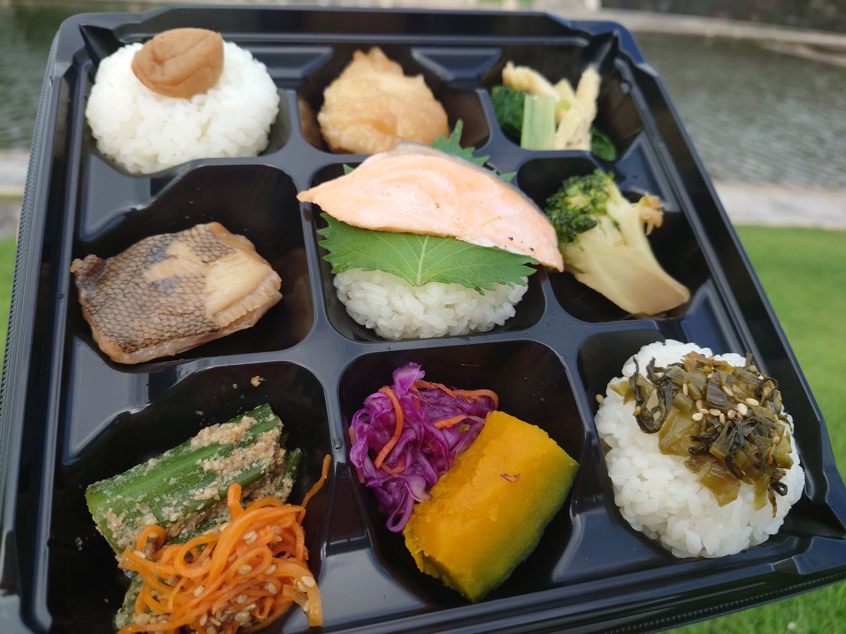 onajihoshi1998's tweet photo. 豚田汁米さんの日替わり弁当
日差しも強くなく風が心地よい。いつもとは違う夏が始まる
#もぐアル
#albirex https://t.co/wE0WKjQ8jT