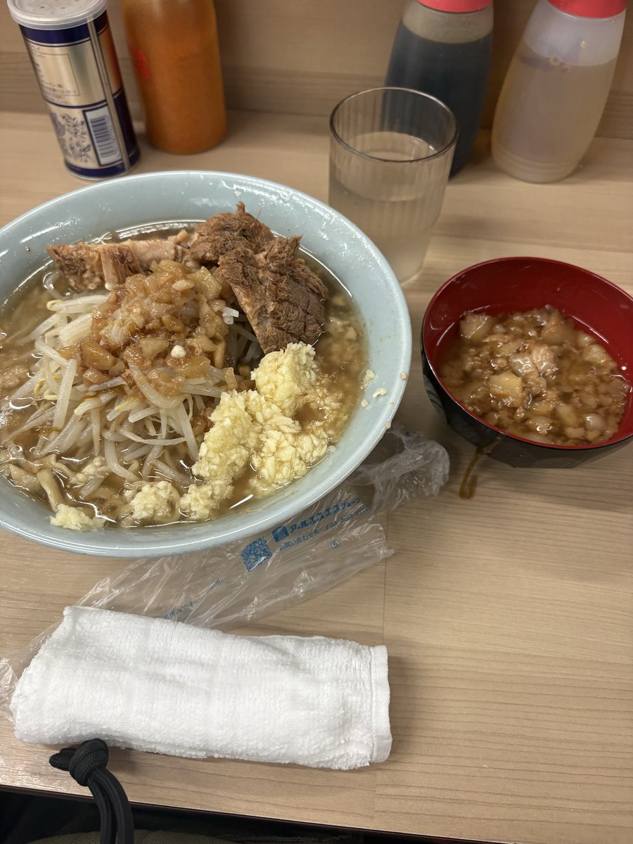 memi_6340's tweet photo. 職場の後輩ちゃんと二郎系ラーメンの 歴史を刻め 行ってきた～ニンニクマシ アブラ塊 美味しかった～
その後は ポケモンセンター、新大久保 朝から遊んだ楽しい時間でした♡ また明日から頑張ろ(*•̀ᴗ•́*)و ̑̑ https://t.co/M5q5Z40bwL