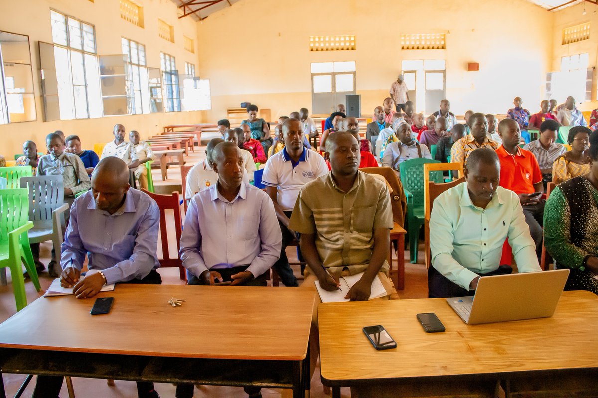 PButanyerera's tweet photo. 1/2 #Butanyerera: Les responsables administratifs des niveaux zonal, communal et provincial ont achevé une formation sur l'élaboration des contrats de performances individuelles, organisée par le Cabinet du Gouverneur de la @PButanyerera au chef lieu de la Commune de #Kirundo. https://t.co/WTGmQPGi4D