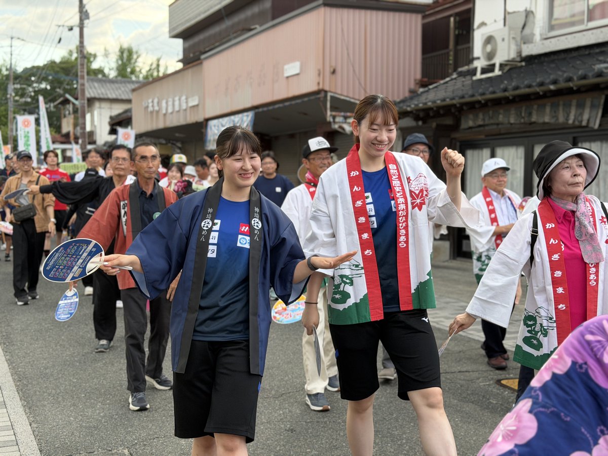 springsofficia1's tweet photo. 長崎街道かんざき宿場まつりに #吉武美佳 選手、 #高橋葵 選手が参加しました✨
総踊りに参加をしたり、トークショーやじゃんけん大会で神埼市民の皆さまと楽しい時間を過ごしました🎤💃

#神埼 #佐賀 #バレーボール #SVリーグ https://t.co/1Gwo4rESFp