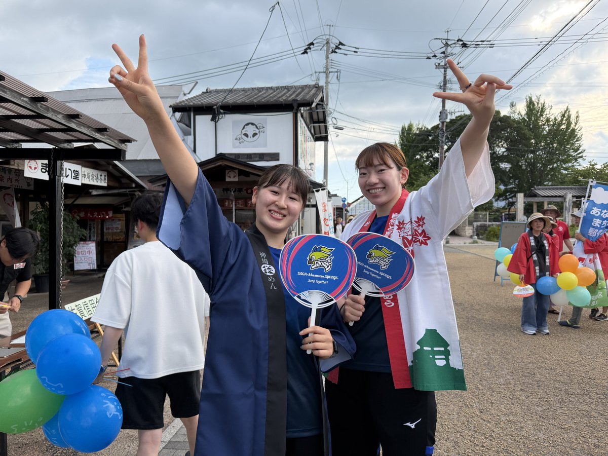 springsofficia1's tweet photo. 長崎街道かんざき宿場まつりに #吉武美佳 選手、 #高橋葵 選手が参加しました✨
総踊りに参加をしたり、トークショーやじゃんけん大会で神埼市民の皆さまと楽しい時間を過ごしました🎤💃

#神埼 #佐賀 #バレーボール #SVリーグ https://t.co/1Gwo4rESFp