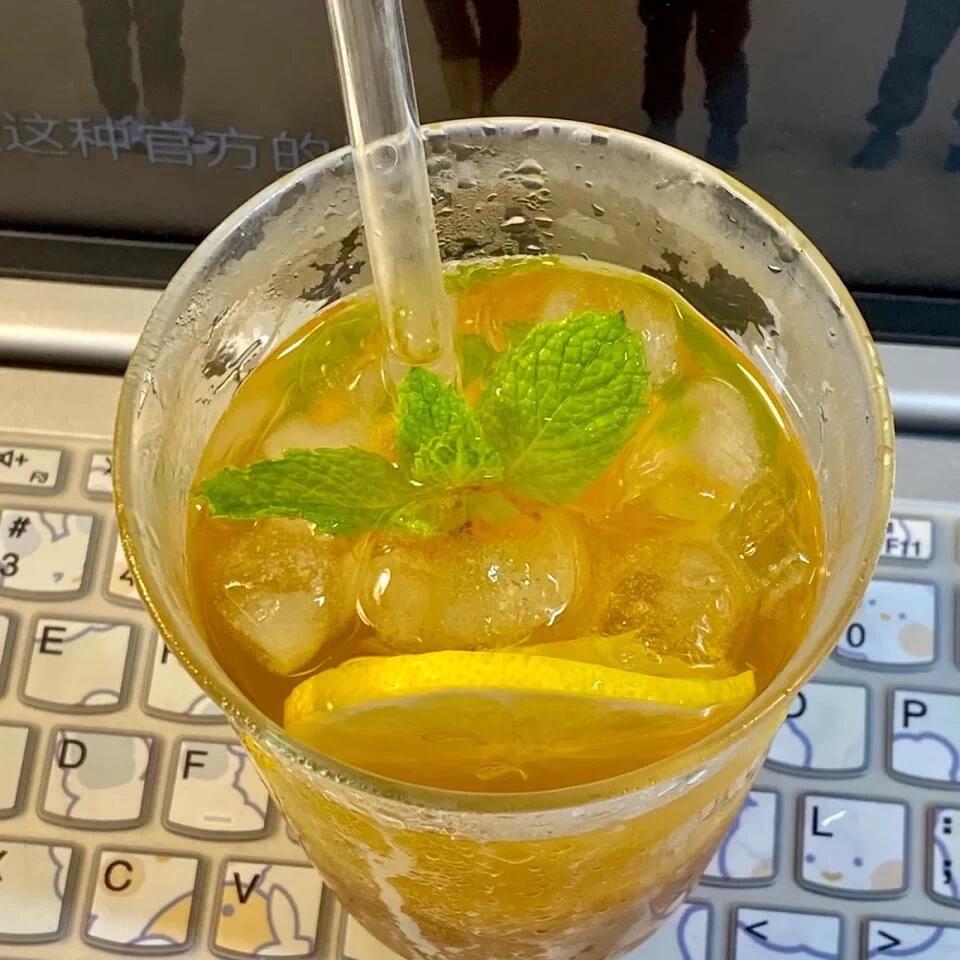 S5Angelito's tweet photo. Craving a cozy pick-me-up Whip up iced honey lemon tea in 2 mins: Steep black tea, squeeze fresh lemon, stir 1 tsp honey u0026 chill! Refreshing, sweet-tart perfection https://t.co/j91W5neKYd