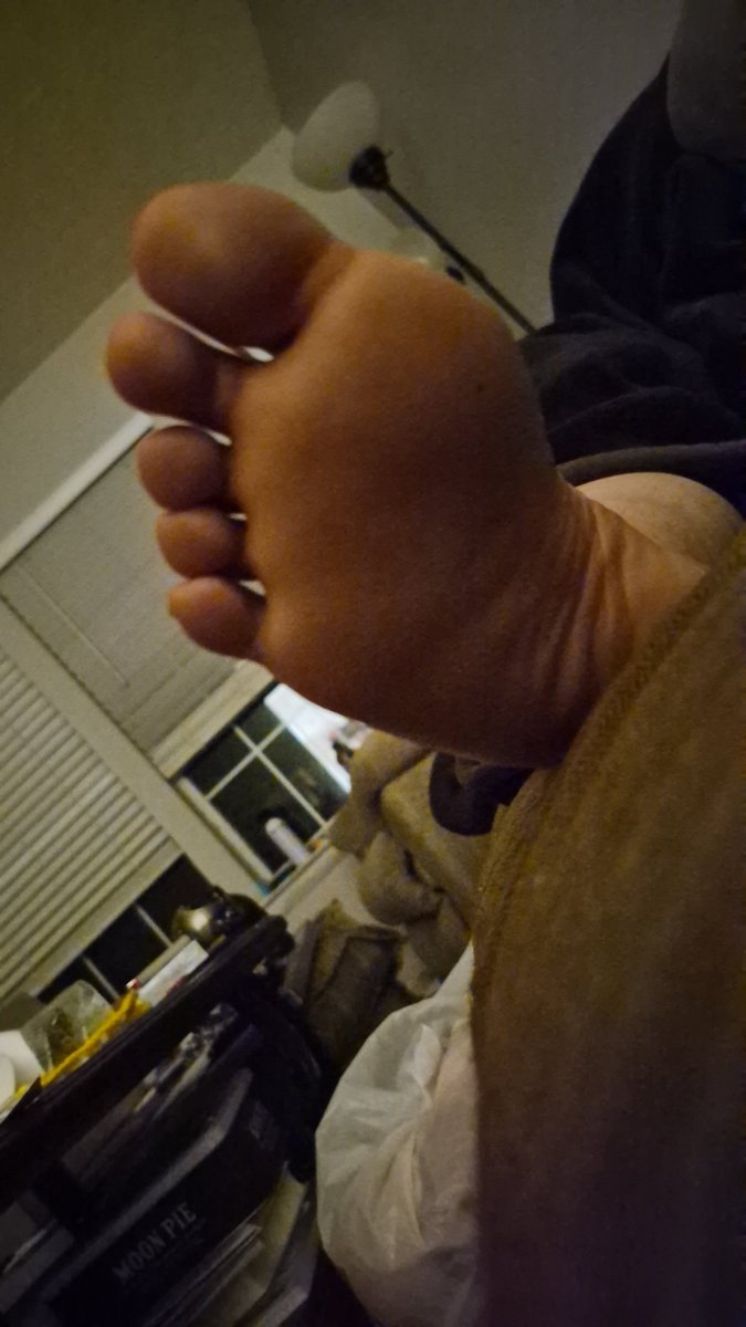 Anon93645's tweet photo. #creepshot #candid #sleeping  #stepmom #irl #irls #momfeet #momsoles #stepmom #realmom #feet #toes #soles https://t.co/X0BeWv501j