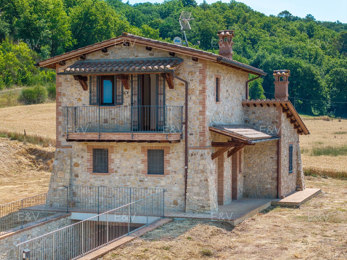 italianhouses's tweet photo. 🏡🌿Characterful stone farmhouse with countryside views in Umbria!
🛏️3 bedrooms & panoramic terraces
🌳1,650sqm of land & garage
💶€295,000
❓Dream home or #Umbrian retreat?
https://t.co/RZupux7EjQ
#PropertyItaly #Umbria #Perugia #Collazzone https://t.co/OREN2Bn2Xe