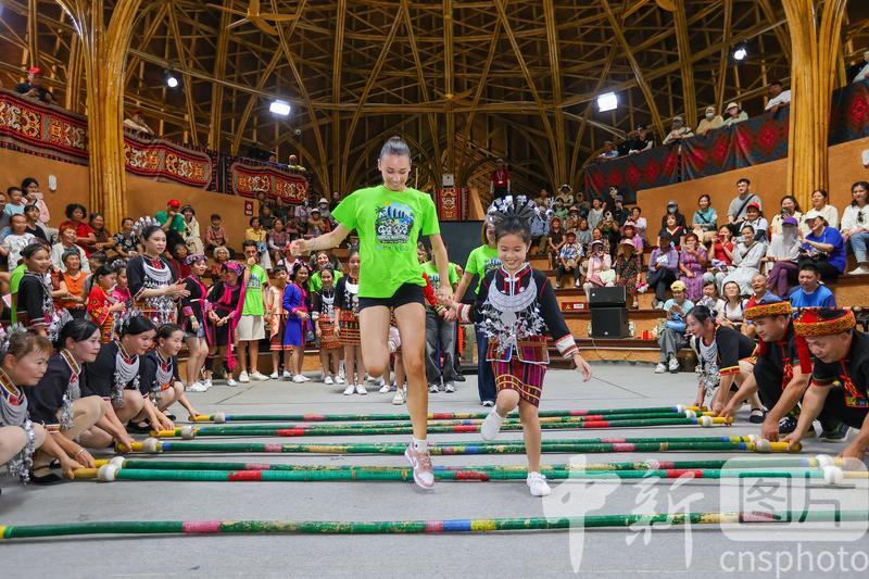 photo_cns's tweet photo. 27 Italian teenagers from the 2026 International Youth Delegation from Italy visited Maona Village, Shuiman Township, Wuzhishan City, Hainan Province on July 11, 2026. 
(Photo by Luo Yunfei/CNSPHOTO)
#ImageChina #影像中国 https://t.co/GXznBJ4NuN