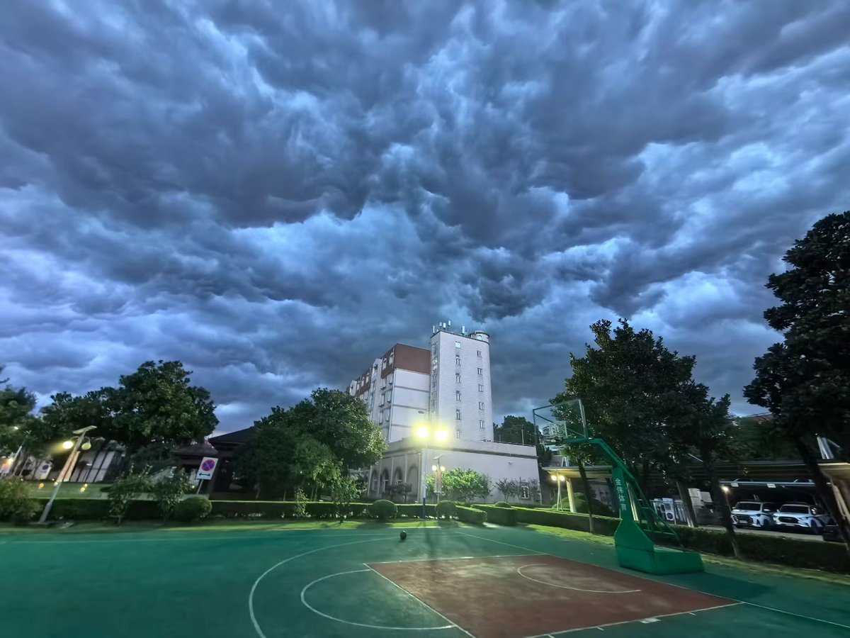 cminflames916's tweet photo. Storm is coming 🌪 https://t.co/ZZ8iTmoRpf