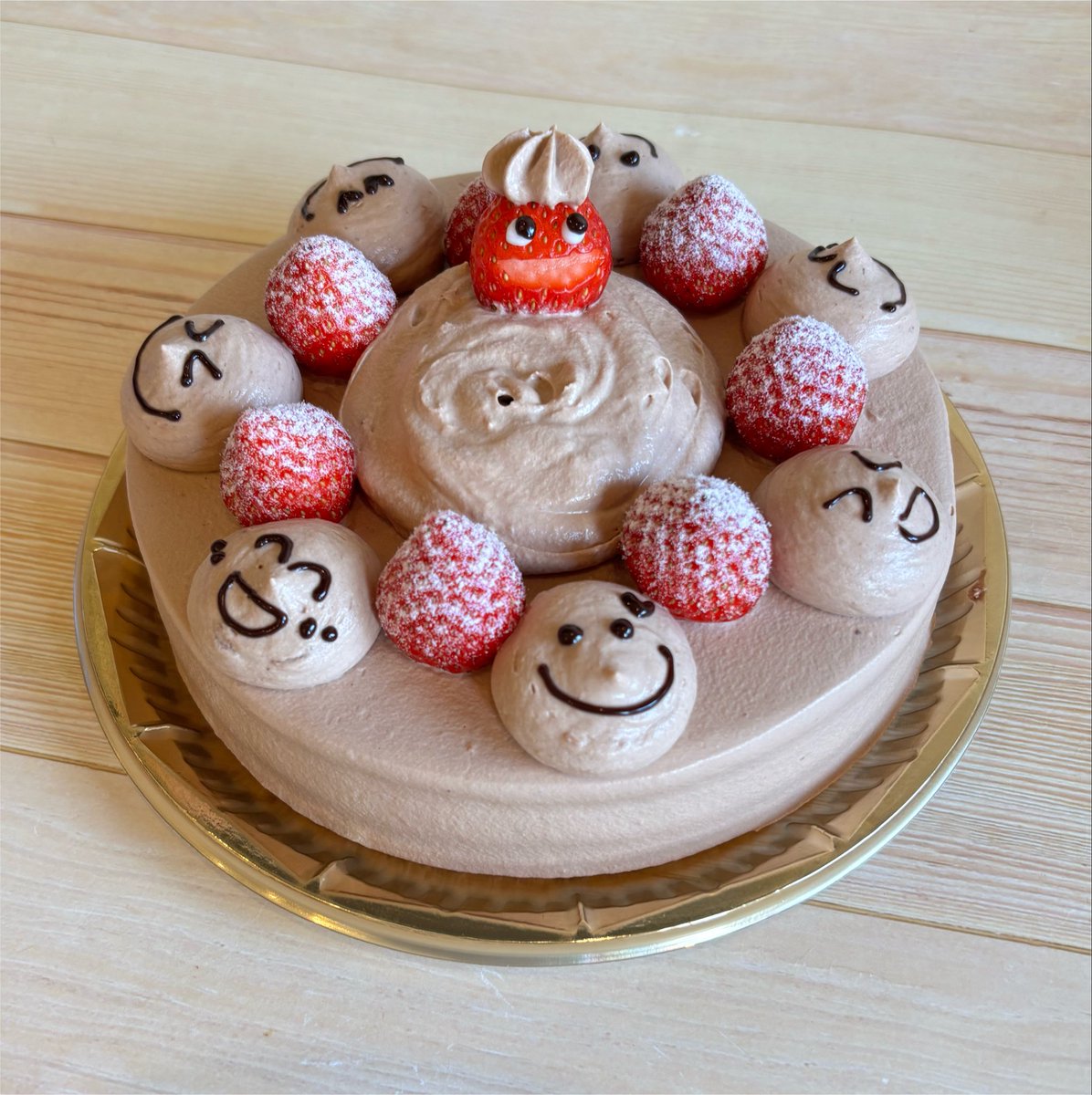 famillecake's tweet photo. こんにちは。
今日もいいお天気です。
明日は土用の丑の日
外に出ると
近くのお魚屋さんから
鰻を焼く香りがします。

こちらは
本日ご予約いただいてる
お誕生日ケーキです。
ご予約ありがとうございました。 https://t.co/4l1mpnz7pn