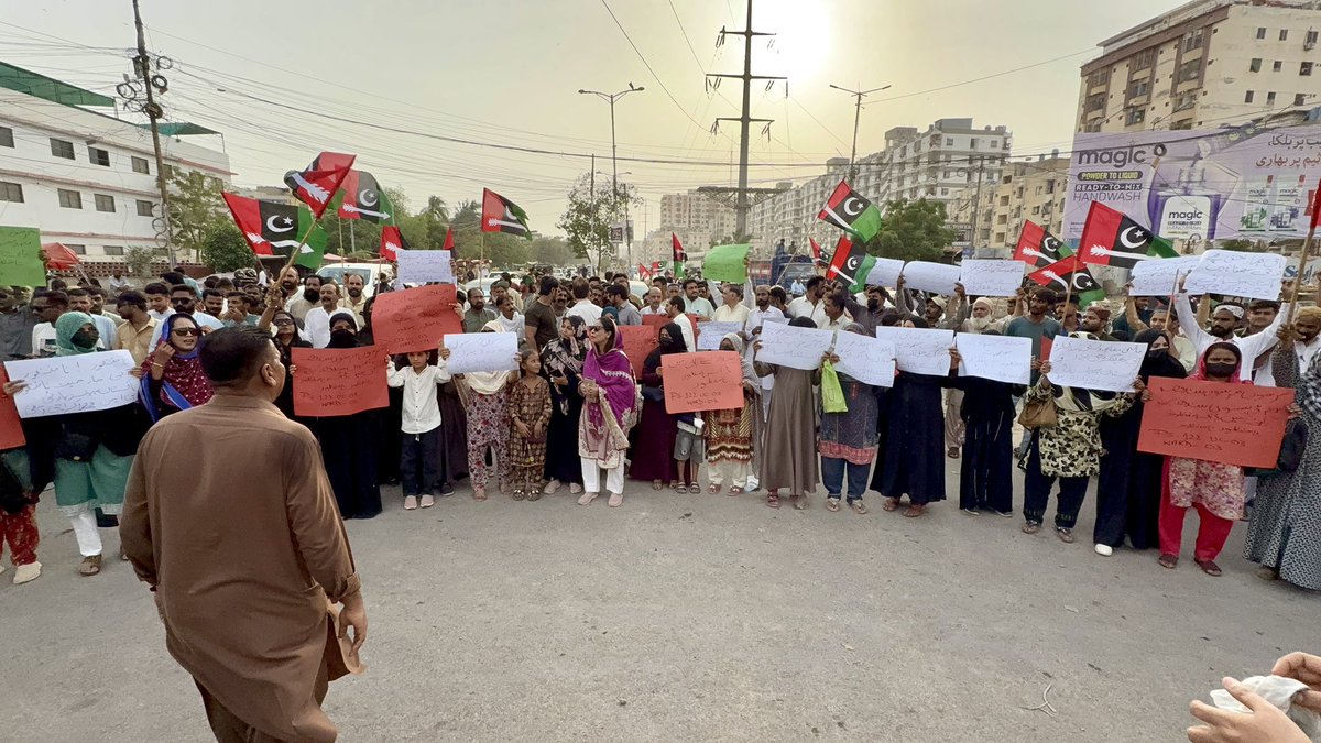 PPP_PS122's tweet photo. پاکستان پیپلز پارٹی پی ایس۔122 کے عہدے داران یوسی :وارڈ کے عہدے داران :پیپلز یوتھ :لیڈیز ونگ، ورکر کارکنان نے :بھارتی آبی جارحیت کے خلاف :احتجاجی مظاہرے میں بھرپور شرکت کی اور آج کے اس احتجاج کو پاور ہاؤس چورنگی پر بھرپور انداز  منظم ڈسی پلین کے سات ریکارڈ کیا https://t.co/tYjpHv1rj5