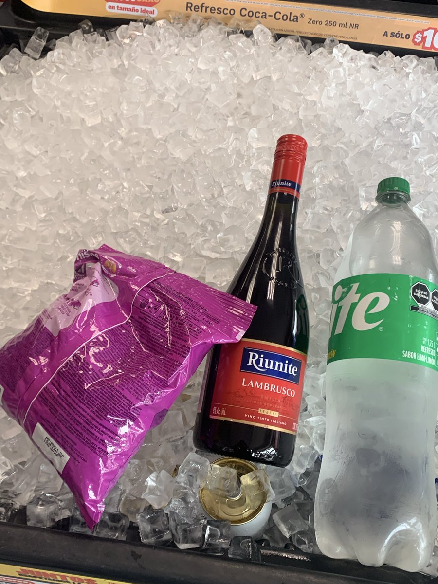 wtfcaz's tweet photo. Me senti una perra diva comprando croquetas y vino jajajajaj https://t.co/znSV8HbkDG