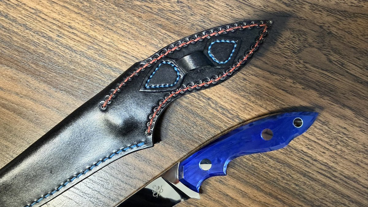 ART_WORK_W's tweet photo. マトリックスアイダさんでマーク入れて来ました。

全長:230mm
刃渡り:121mm
鋼材:ATS-34 3.0mm厚
フィッティング:ステンレス
スペーサー:G10レッド
ハンドル材:キリナイト
シース:ブラックレザー
＊ベルトループ無し、カラビナ用ループ有り
手持ちのATS-34も残りわずか… https://t.co/DozsoTjKWm