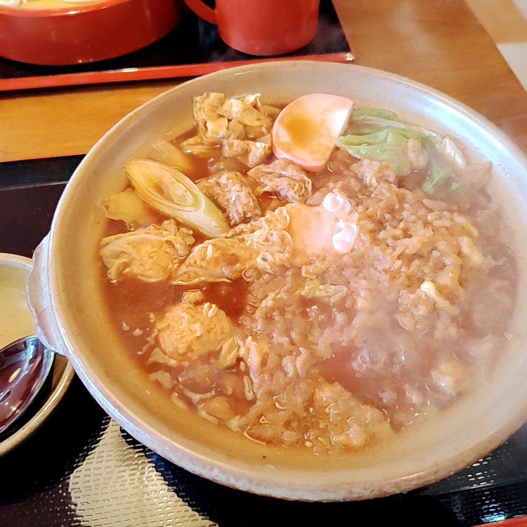 choco33122389's tweet photo. 暑いので鍋焼きうどんが食べたくなり🚘️
有難すぎることに店内がよく冷えていたので汗もかかずに食べられて、、
非常に有難いのてすが私は大汗をかきながら食べたかったのでちょっと残念でした🤣
さんかくさんのしまむらコラボの靴の販売開始の15時に待機！！
（写真は先日引き取ってきたもの） https://t.co/B8D3rNcuTb