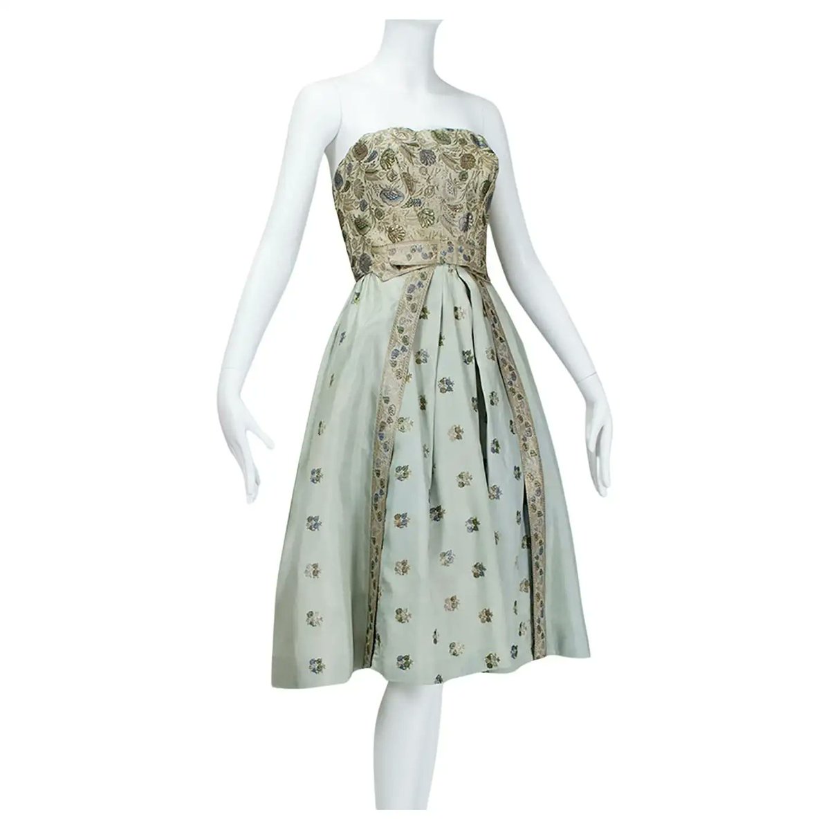 LaurenCDeutsch's tweet photo. #Ootd is this 1950s Jacques Cassia silver brocade cocktail dress. Cassia was a Lebanese designer mostly famous in the 60-70s for his metal work and futuristic style. Therefore, this is a rare view of his early work, which was more conventional. #Fashionhistory https://t.co/eLuu3HvnZN