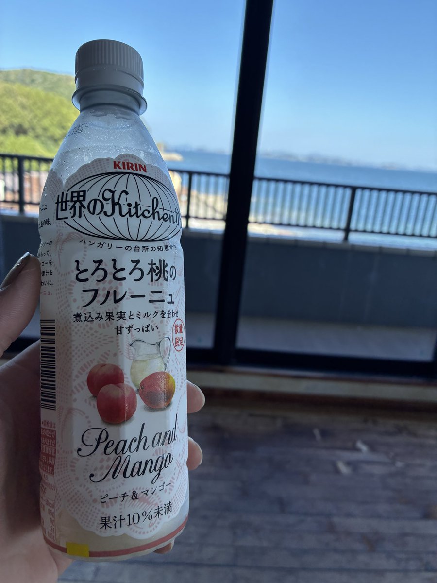 zakirbs's tweet photo. 温泉入って海見ながらジュース飲む https://t.co/nyIzxVRf39