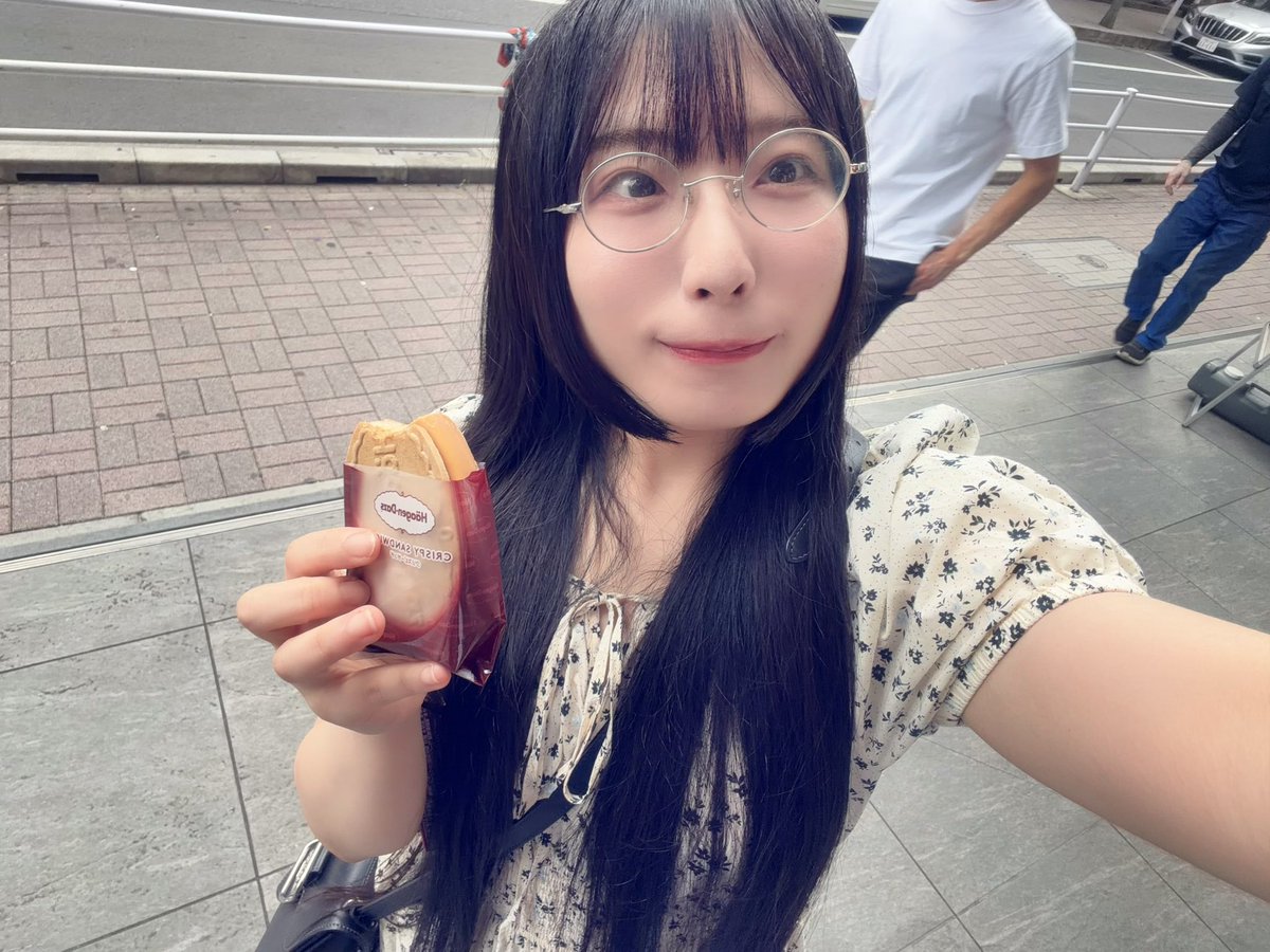 Rin_Wada's tweet photo. アイス食べちゃいましたよ
しかもハーゲンダッツのね https://t.co/7PBnzZeIvy